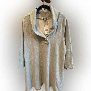 Grey quarter sleeve sweater.